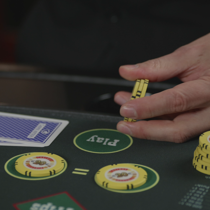 Ultimate Texas Hold'em Poker Spieltuch mit Hand, Karten und Jetons von Light & Wonder
