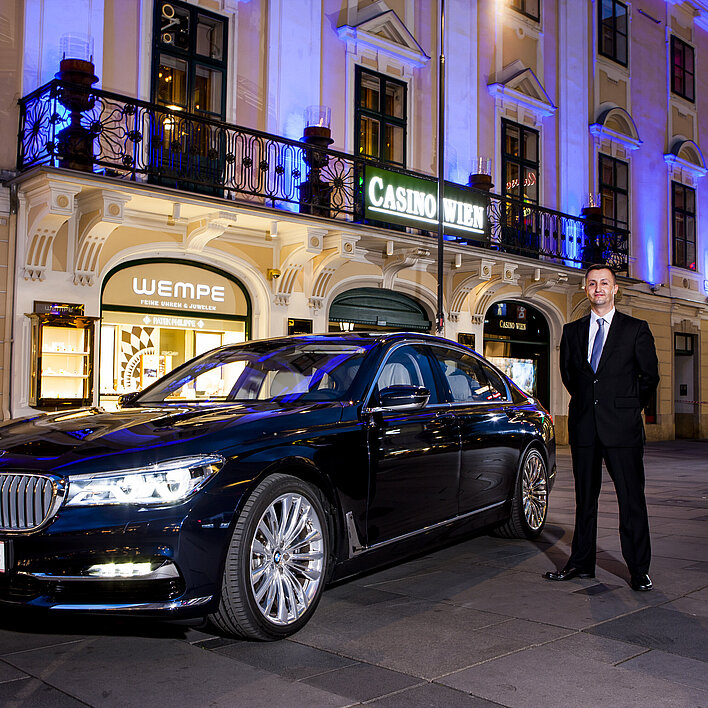 VIP Limousine vor dem Casino Wien