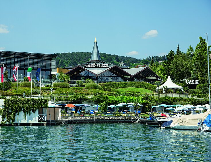 (c) Casinos Austria Casino Velden vom Wörthersee aus betrachtet