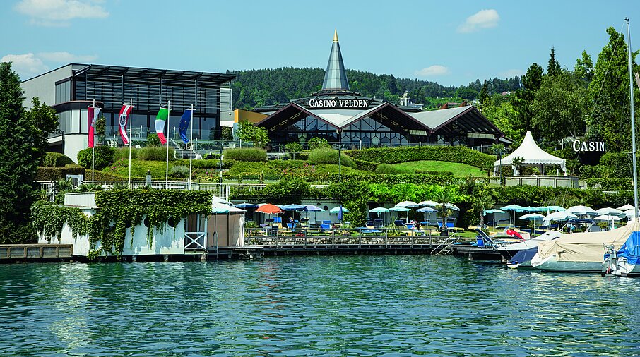Casino Velden vom Wörthersee aus betrachtet