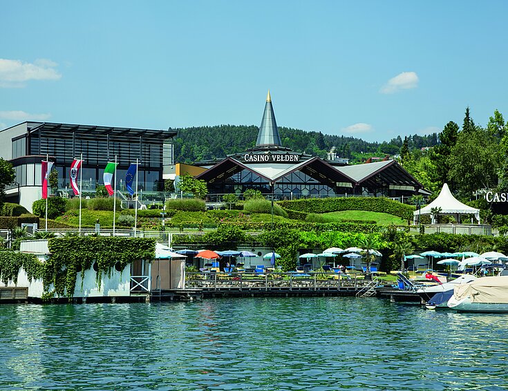 (c) Casinos Austria Casino Velden vom Wörthersee aus betrachtet