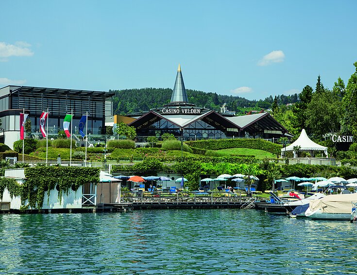 Casino Velden vom Wörthersee aus betrachtet