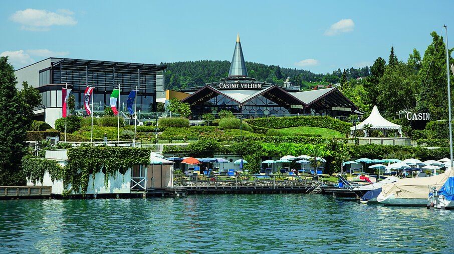 Casino Velden vom Wörthersee aus betrachtet