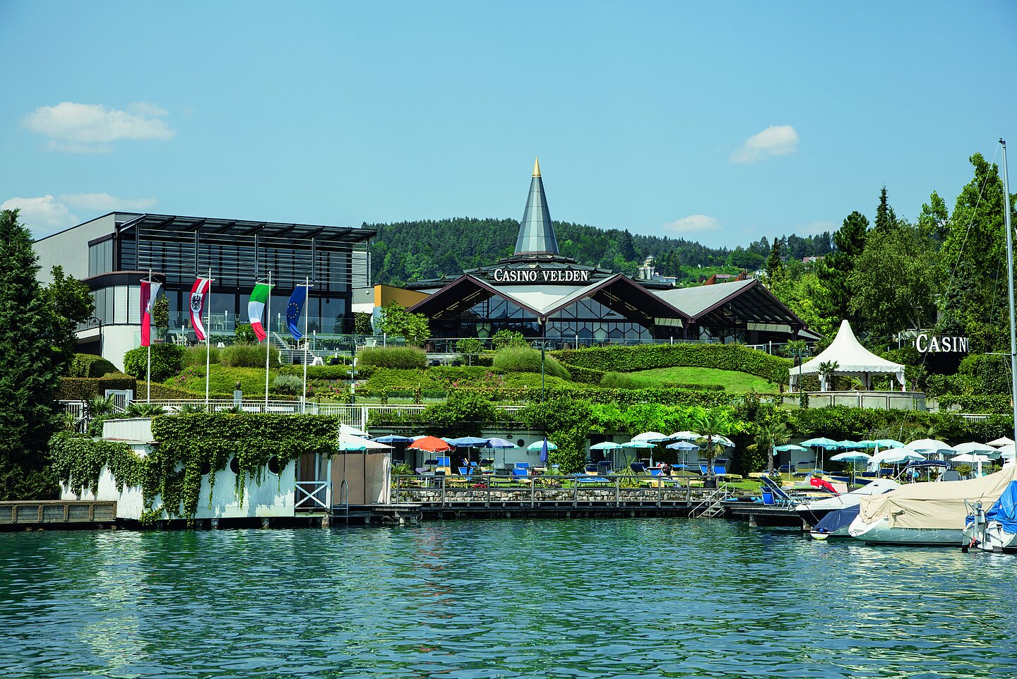 Casino Velden vom Wörthersee aus betrachtet