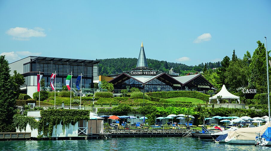 Casino Velden vom Wörthersee aus betrachtet