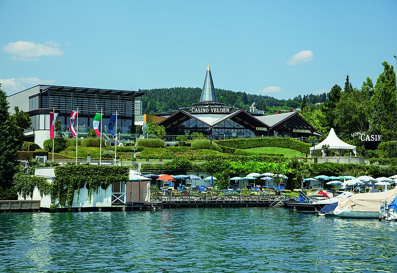 Casino Velden vom Wörthersee aus betrachtet