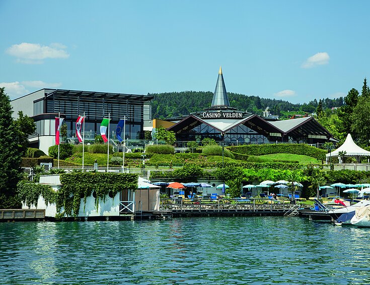 Casino Velden vom Wörthersee aus betrachtet