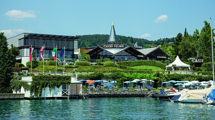 Casino Velden vom Wörthersee aus betrachtet