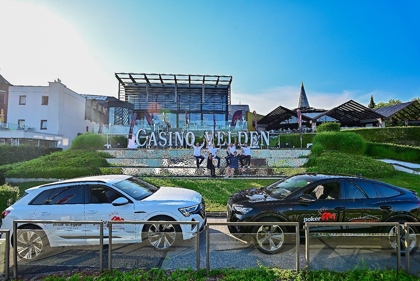 Zwei Autos stehen vor dem Casino Velden