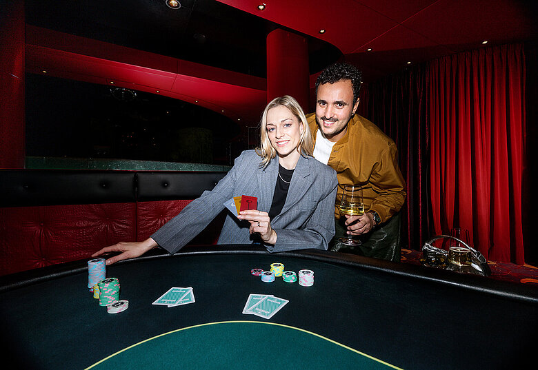 Pärchen mit Member Club Cards am Spieltisch