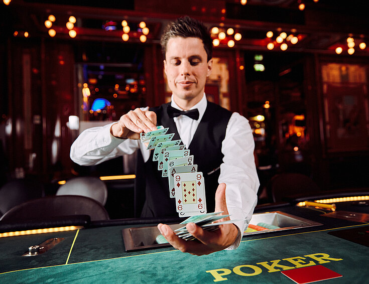 Casinos Austria Poker Dealer Kartenmischen Karten fliegen