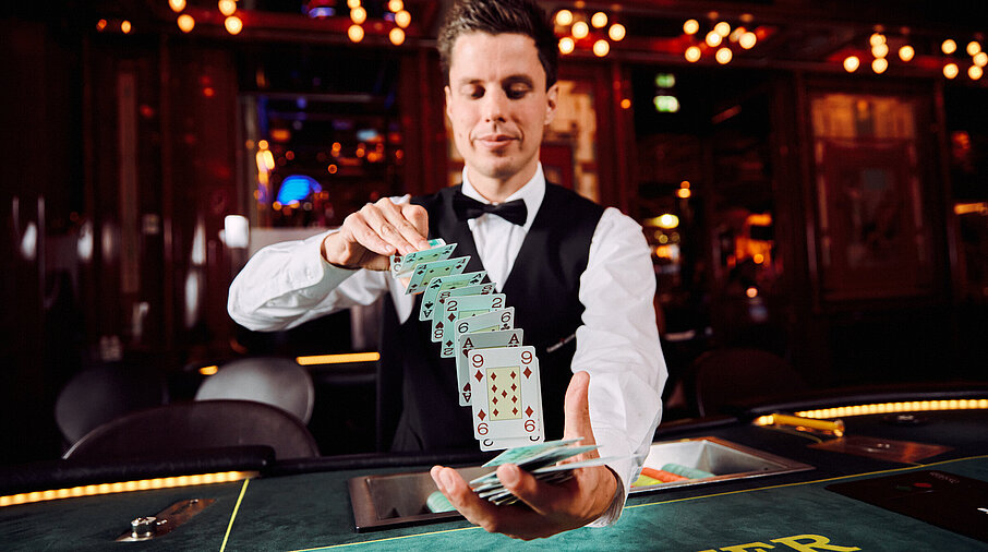 Poker Dealer Kartenmischen Karten fliegen