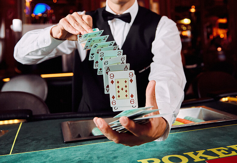 Poker Dealer Kartenmischen Karten fliegen