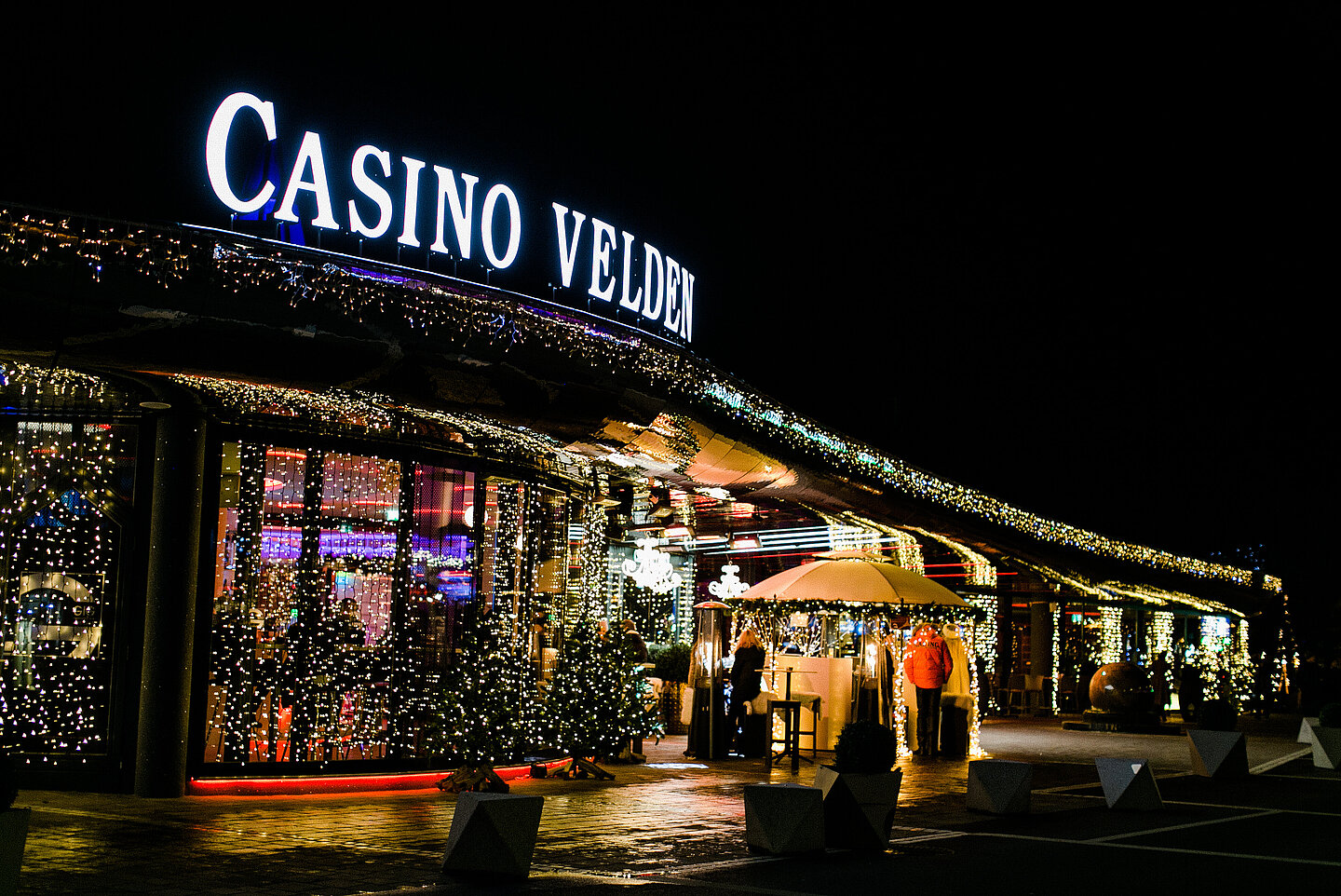 Casino Velden mit Weihnachtsbeleuchtung