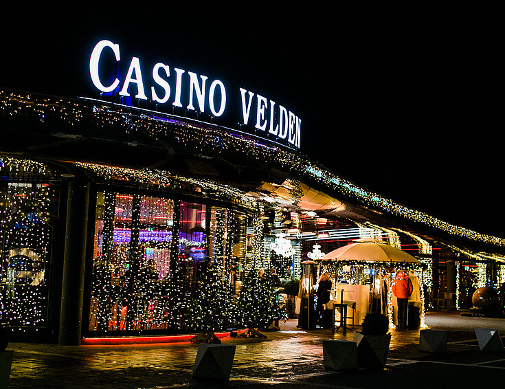 (c) Casinos Austria AG Casino Velden mit Weihnachtsbeleuchtung