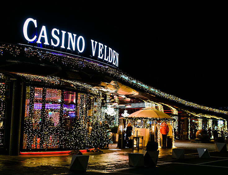 Casino Velden mit Weihnachtsbeleuchtung