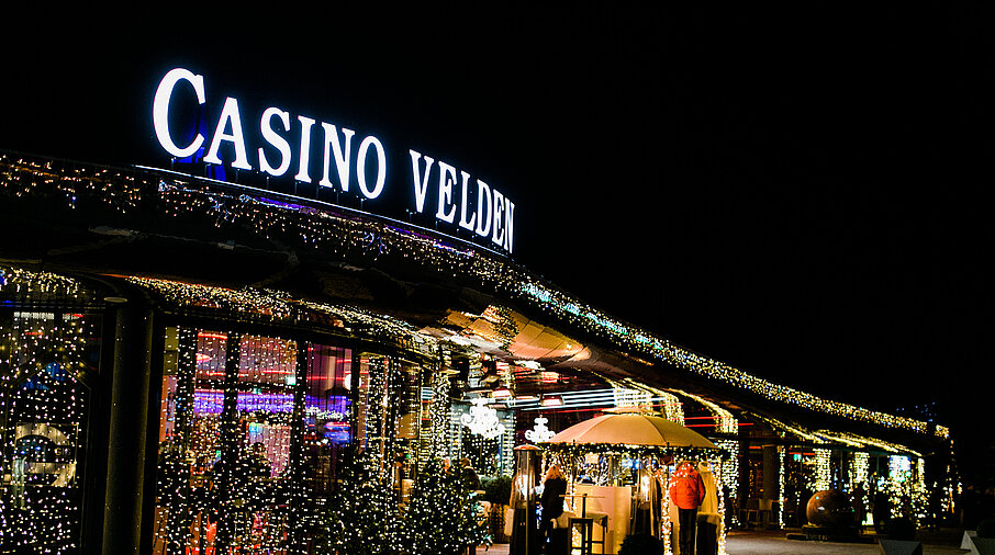 Casino Velden mit Weihnachtsbeleuchtung