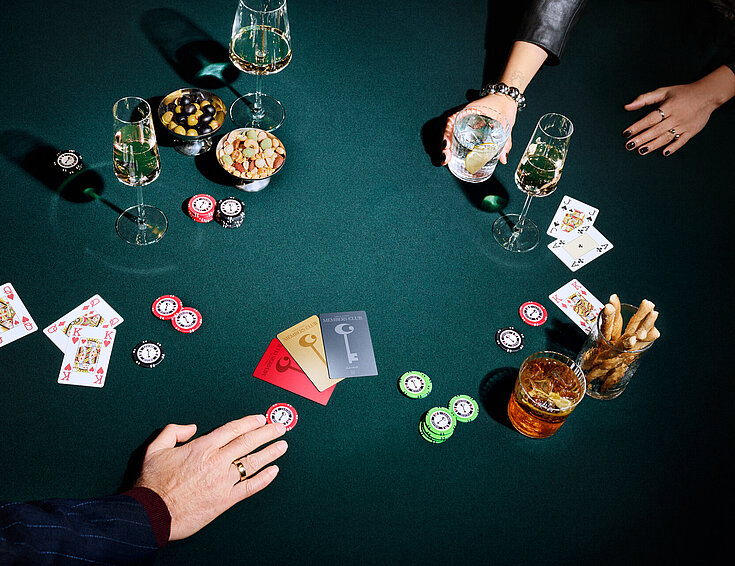 Tisch mit Members Club Kartenfächer und Händen