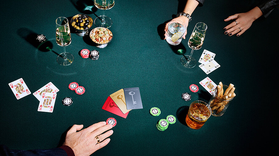 Tisch mit Members Club Kartenfächer und Händen