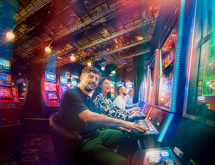 Casino Gäste spielen ein Automaten Turnier