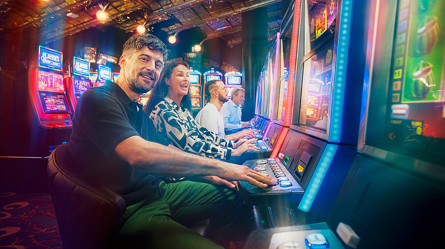 Casino Gäste spielen ein Automaten Turnier