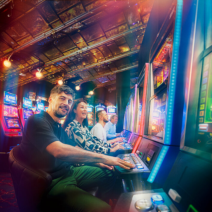 Casino Gäste spielen ein Automaten Turnier