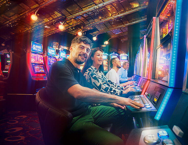 Casinos Austria Casino Gäste spielen ein Automaten Turnier