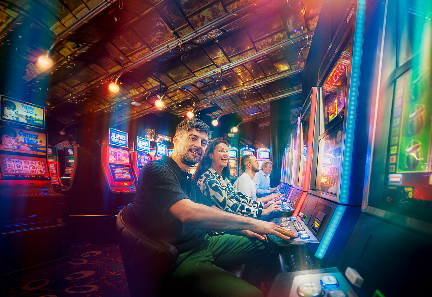 Casino Gäste spielen ein Automaten Turnier