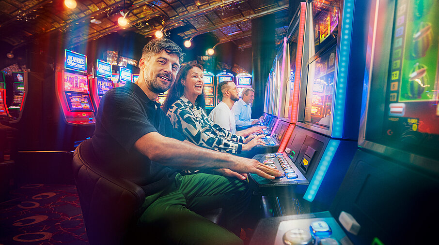 Casino Gäste spielen ein Automaten Turnier