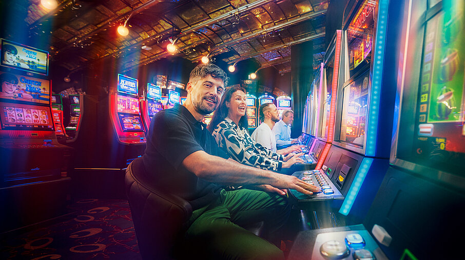 Casino Gäste spielen ein Automaten Turnier