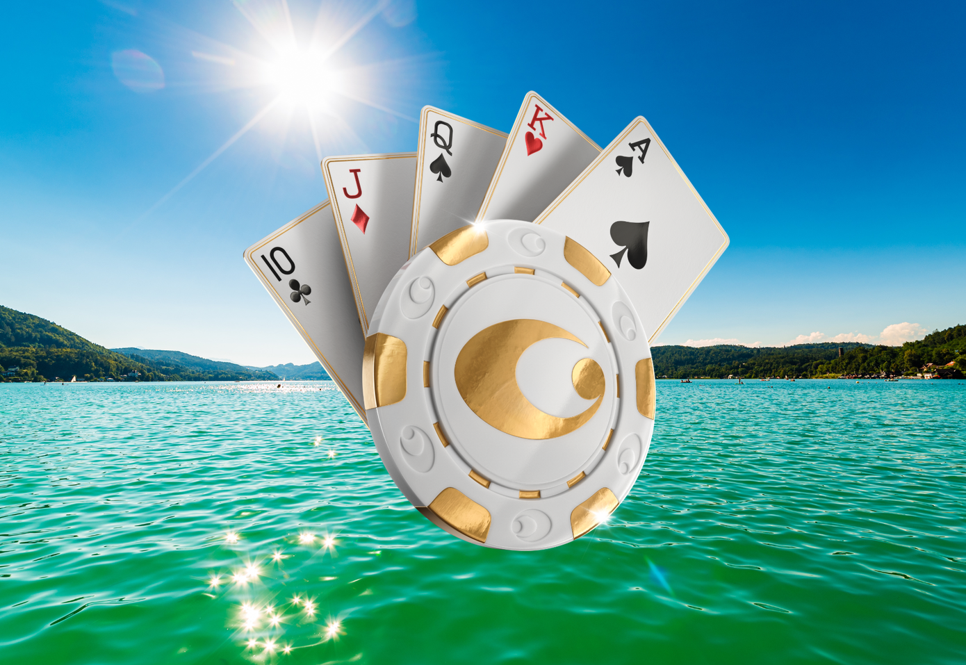 Jeton mit Pokerkarten vor Wörtherseehintergrund