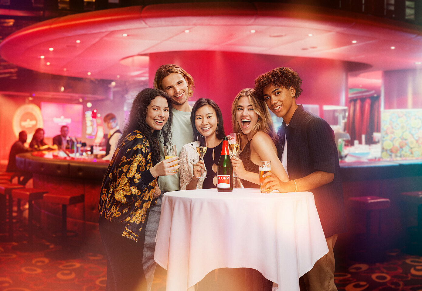 Fun & Friends Gruppe mit Getränken vor der Casino Bar