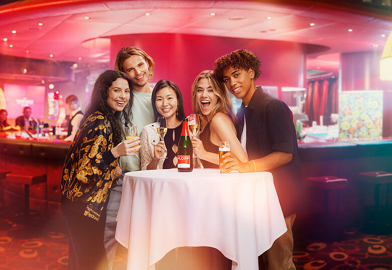 Fun & Friends Gruppe mit Getränken vor der Casino Bar