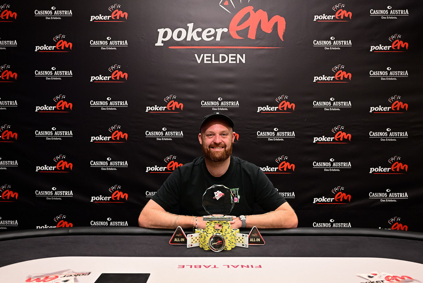Der Sieger vom Turnier Turbo Freezeout sitzt am Final Table. 