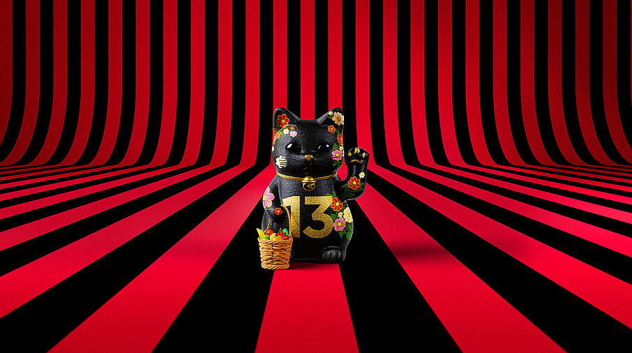 13er Glückskatze im Frühling mit Blumen und Obstkorb auf rot-schwarz-gestreiftem Hintergrund