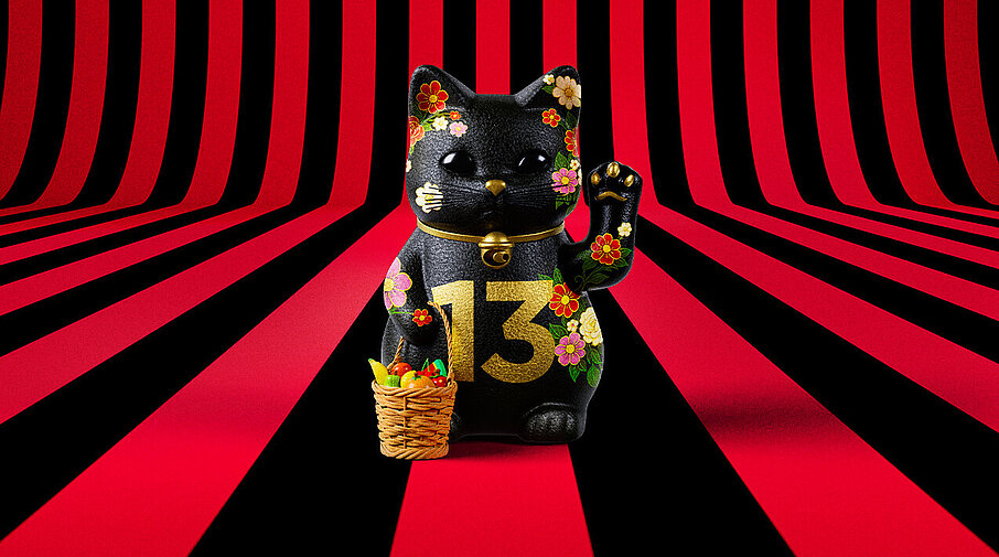 13er Glückskatze im Frühling mit Blumen und Obstkorb auf rot-schwarz-gestreiftem Hintergrund