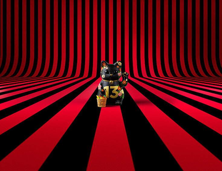 13er Glückskatze im Frühling mit Blumen und Obstkorb auf rot-schwarz-gestreiftem Hintergrund