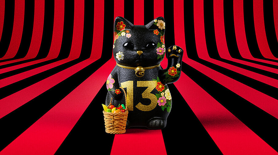 13er Glückskatze im Frühling mit Blumen und Obstkorb auf rot-schwarz-gestreiftem Hintergrund