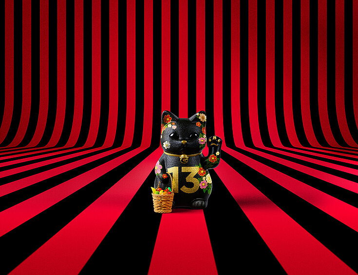 13er Glückskatze im Frühling mit Blumen und Obstkorb auf rot-schwarz-gestreiftem Hintergrund