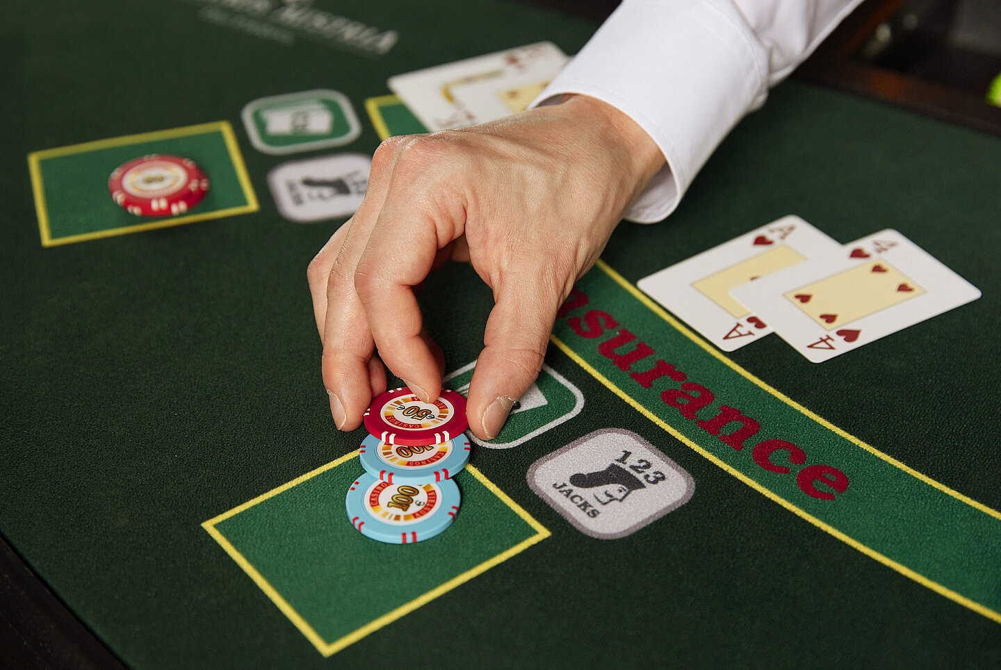 Black Jack Tableau Close-up Jetons Karten Croupierhand