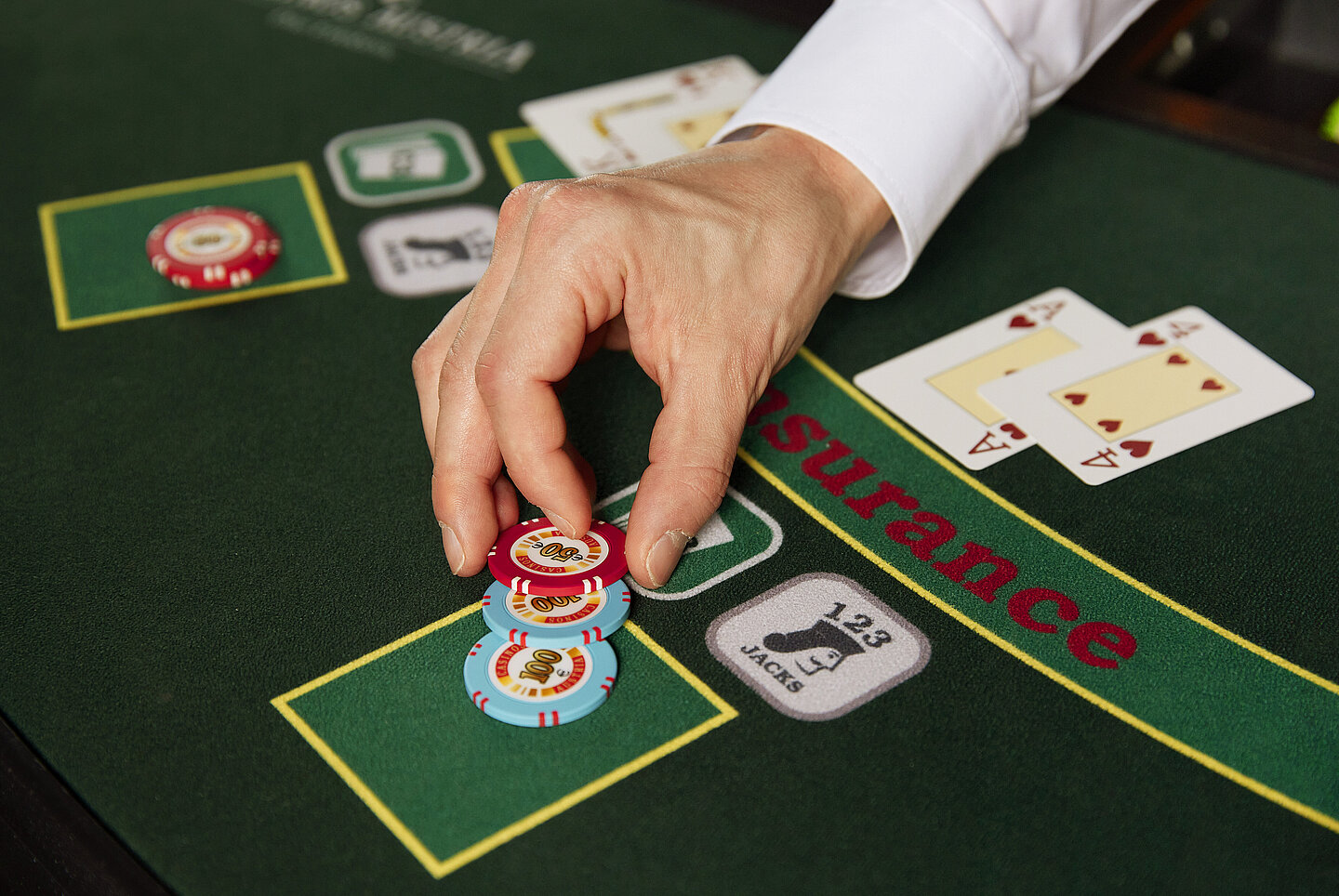 Black Jack Tableau Close-up Jetons Karten Croupierhand