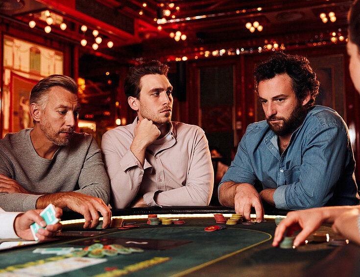 Poker-Face Gruppe spielt Poker im Casino