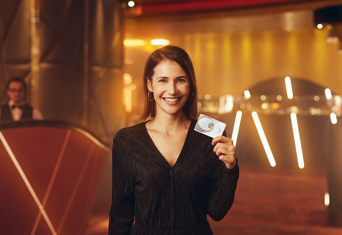 Dame hält Spiel Card von Casinos Austria in der Hand