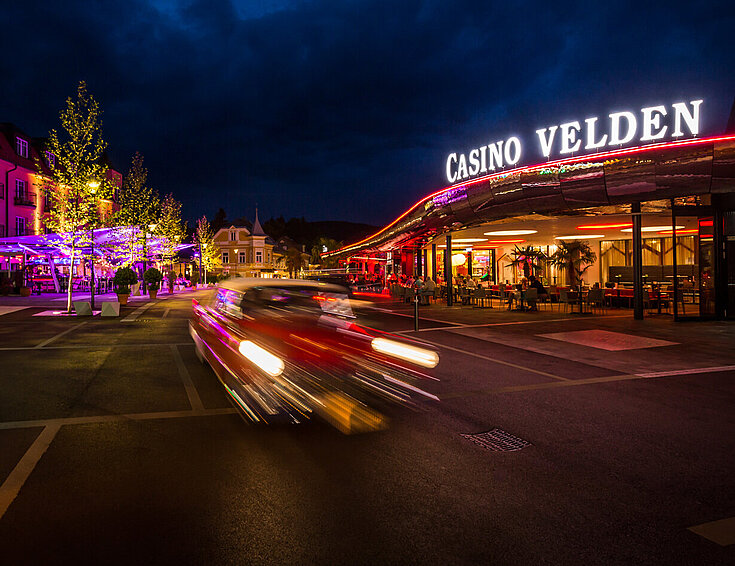 (c) tinefotos.com Auto fährt am Casino Velden vorbei