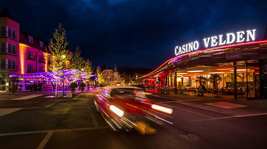 Auto fährt am Casino Velden vorbei