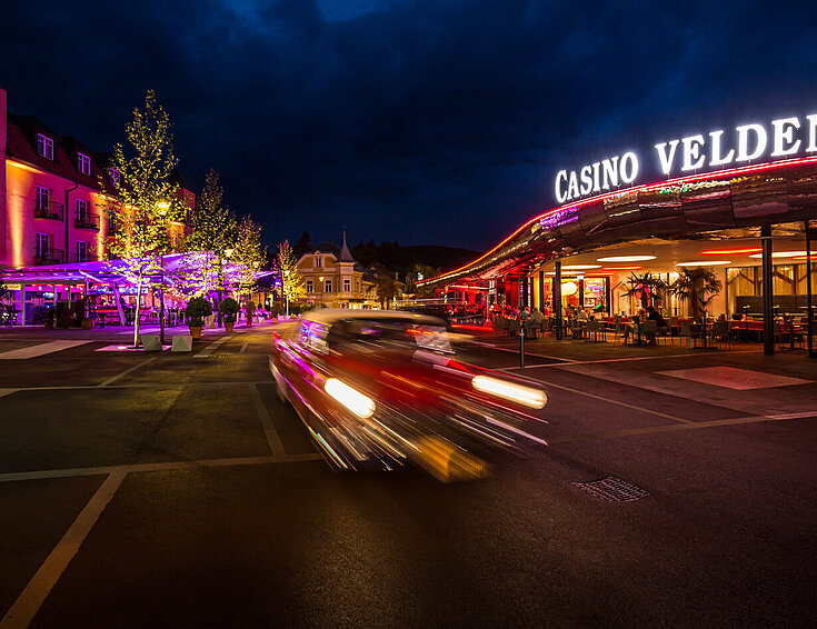 Auto fährt am Casino Velden vorbei