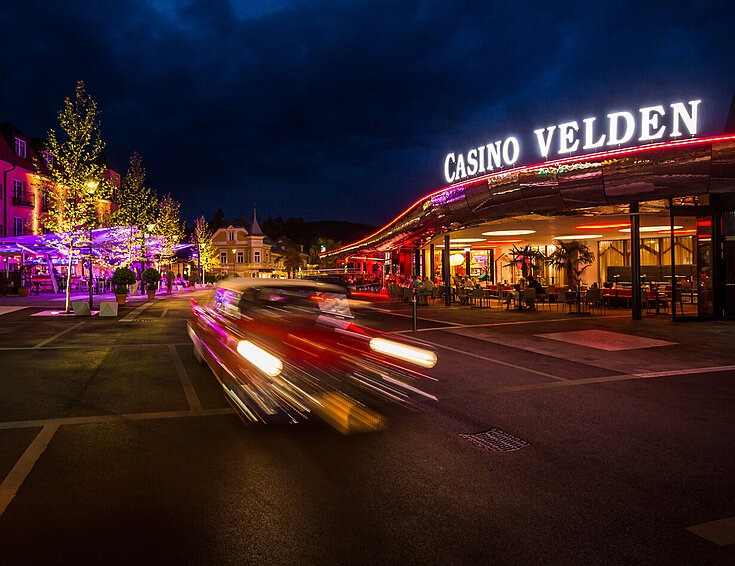 Auto fährt am Casino Velden vorbei