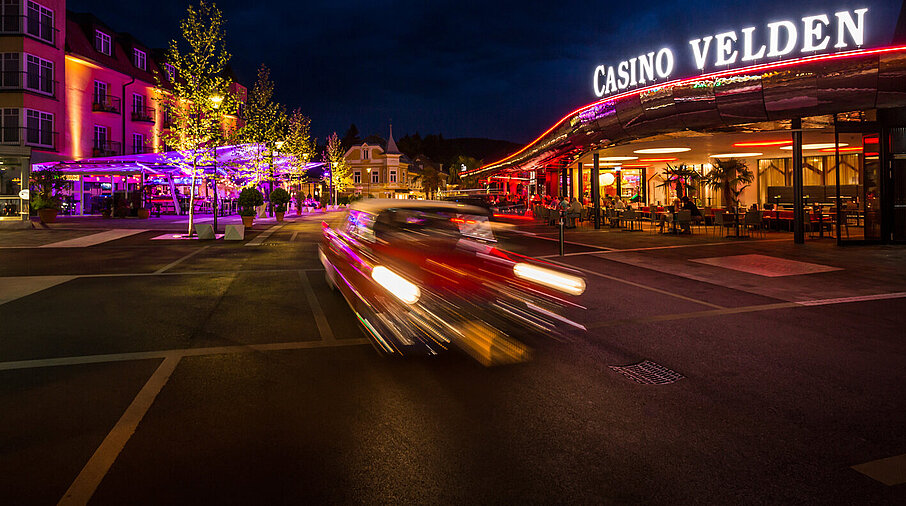 Auto fährt am Casino Velden vorbei