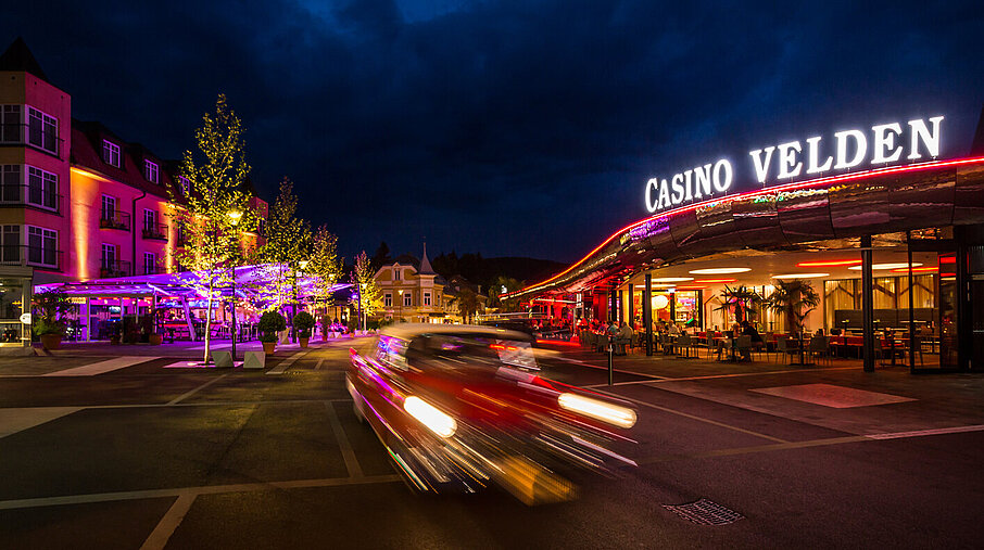 Auto fährt am Casino Velden vorbei
