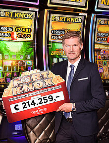 Fort Knox Gewinnerscheck mit Direktor Moosbrugger